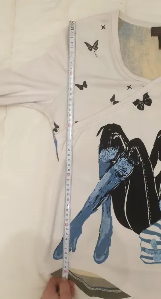 Camiseta asimétrica con estampado