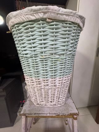 Cesto de mimbre turquesa y blanco sin tapa