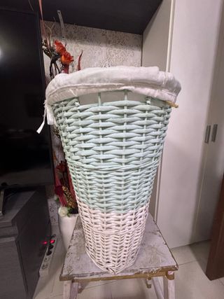 Cesto de mimbre turquesa y blanco sin tapa