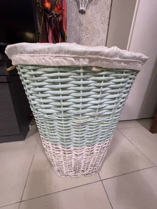 Cesto de mimbre turquesa y blanco sin tapa