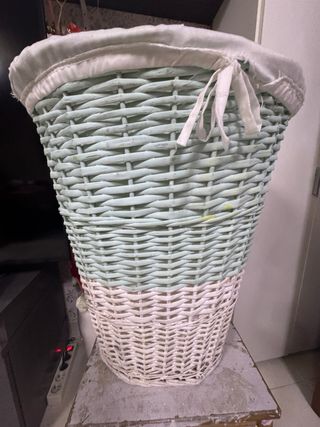 Cesto de mimbre turquesa y blanco sin tapa
