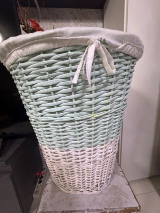 Cesto de mimbre turquesa y blanco sin tapa