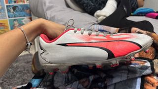 Botas de fútbol Puma blancas y rojas