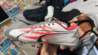 Botas de fútbol Puma blancas y rojas