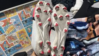 Botas de fútbol Puma blancas y rojas