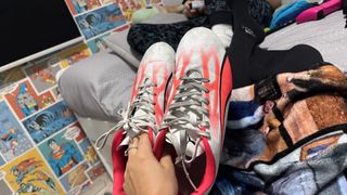 Botas de fútbol Puma blancas y rojas