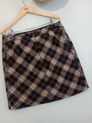 Falda de cuadros beige y negra
