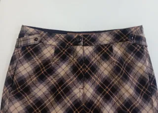 Falda de cuadros beige y negra