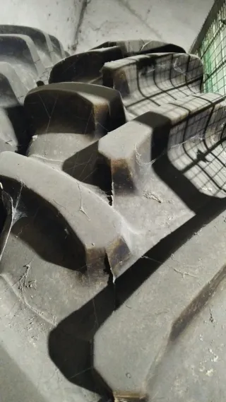 Neumático Tractor estrechos John Deere 6155R