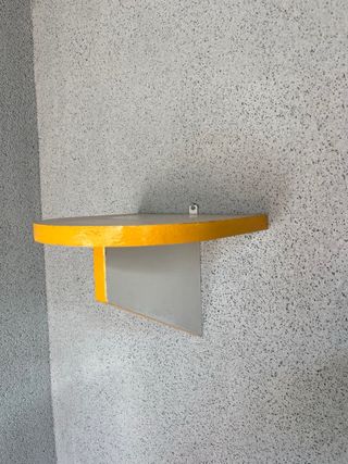 Mesa colgante balcón madera blanca y naranja