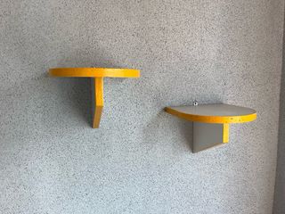 Mesa colgante balcón madera blanca y naranja