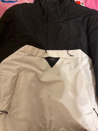 Abrigo Pull&Bear Negro y Blanco