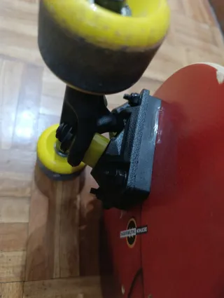 Skate Decathlon Negro diseño Patas Huella