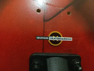 Skate Decathlon Negro diseño Patas Huella