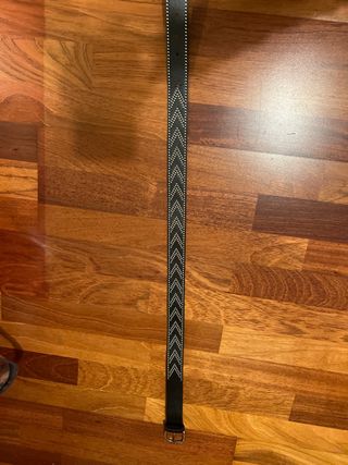 Cinturón negro con tachuelas plateadas