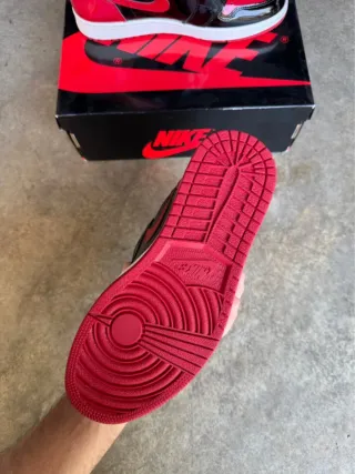 Jordan 1 Retro High OG Black Patent Talla 40