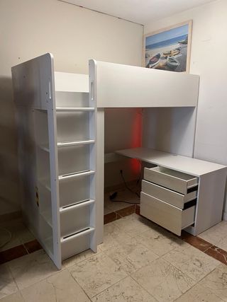 Cama alta con escritorio y escaleras de IKEA