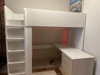 Cama alta con escritorio y escaleras de IKEA