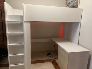 Cama alta con escritorio y escaleras de IKEA