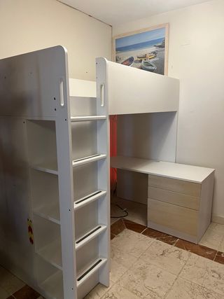 Cama alta con escritorio y escaleras de IKEA