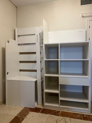 Cama alta con escritorio y escaleras de IKEA