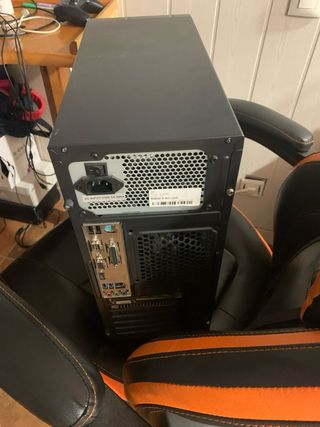 Torre de Ordenador Negra