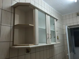 Muebles de cocina beige y blanco