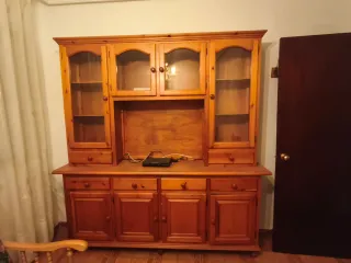 Mueble de madera con vitrinas