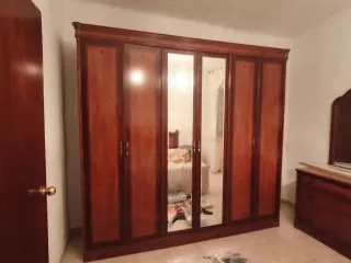 Armario de madera con puertas de espejo