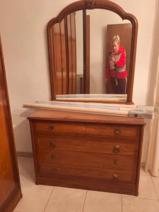 Cómoda y espejo de madera