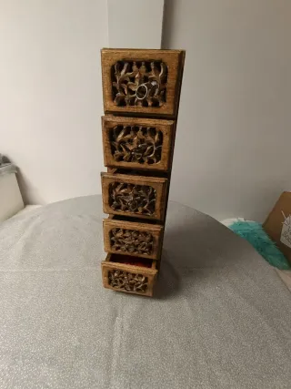 Joyero de madera tallada