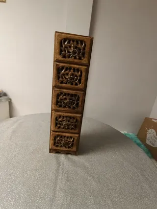 Joyero de madera tallada