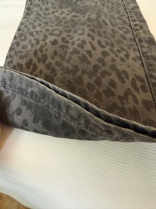 Pantalón estampado animal print talla 34