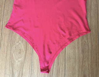 body basico fucsia manga corta