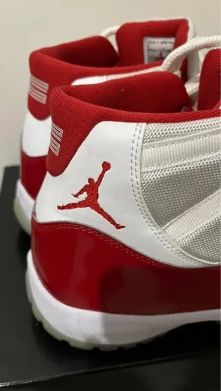 Jordan 11 Retro Rojo Blanco Talla 42