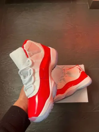 Zapatillas Jordan 11 Rojo y Blanco Talla 39
