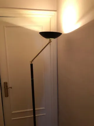 Lámpara de pie halógena metal negra y dorada