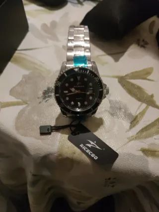 Reloj Negro de la marca ricecgo tiene su caja