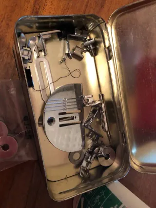 Máquina de coser Singer con mueble