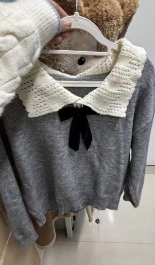Jersey gris con cuello blanco y lazo