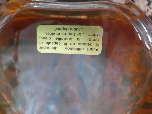 Botella decorada con figuras de madera