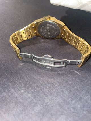 Reloj Skyline Dorado con Diseño Endiamantado