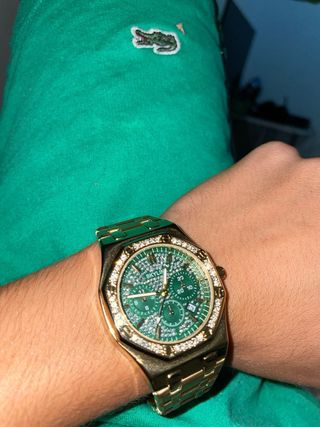 Reloj Skyline Dorado con Diseño Endiamantado