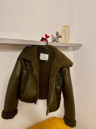 Chaqueta Bershka verde militar forrada