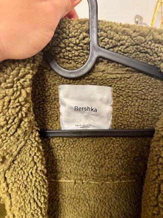 Chaqueta Bershka verde militar forrada