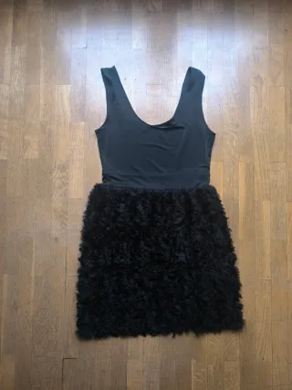 Vestido negro con falda de pelo