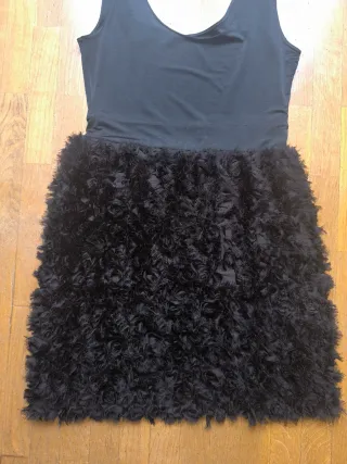 Vestido negro con falda de pelo