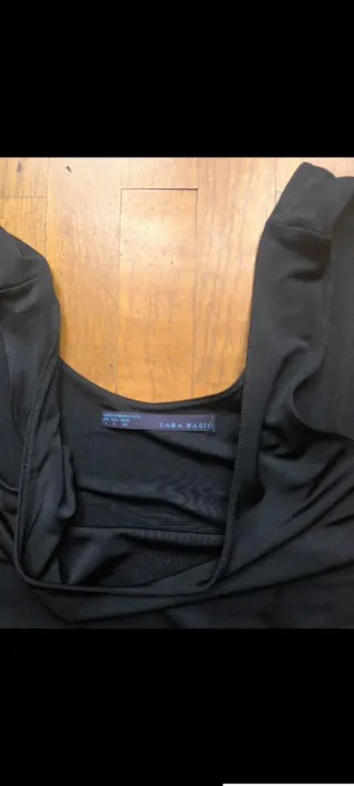 Vestido negro con falda de pelo