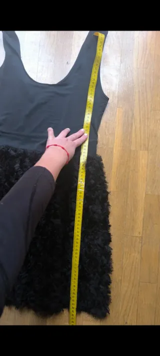 Vestido negro con falda de pelo