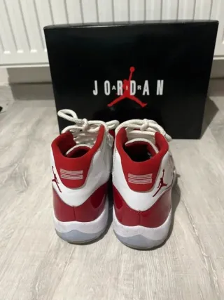 Zapatillas Jordan Talla 41 Rojas y Blancas